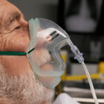 ipossiemia, ipossia, mancanza di ossigeno vecchio-con-respiratore-in-un-letto-d-ospedale