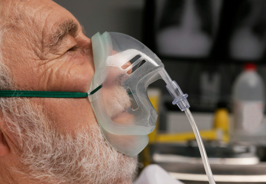 ipossiemia, ipossia, mancanza di ossigeno vecchio-con-respiratore-in-un-letto-d-ospedale